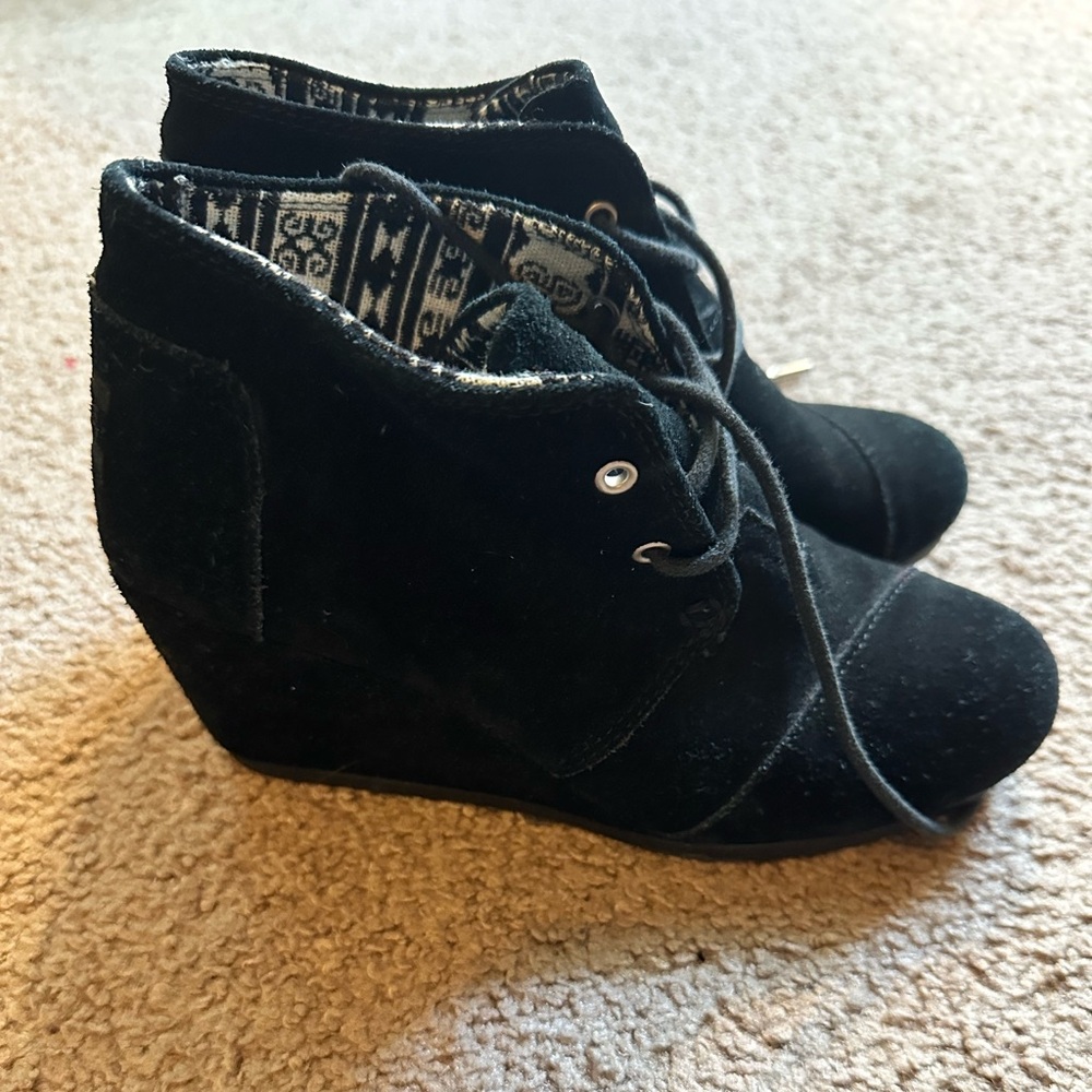 Toms Desert Wedge Black Suede Booties Sz 6